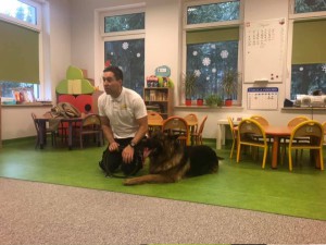 Spotkanie z ratownikiem medycznym i z jego psem
